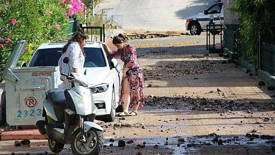 Araçlar suyun altında kalmaktan saniyelerle kurtuldu