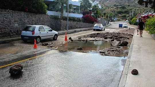 Araçlar suyun altında kalmaktan saniyelerle kurtuldu