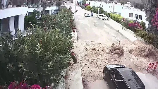 Araçlar suyun altında kalmaktan saniyelerle kurtuldu