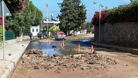 Araçlar suyun altında kalmaktan saniyelerle kurtuldu