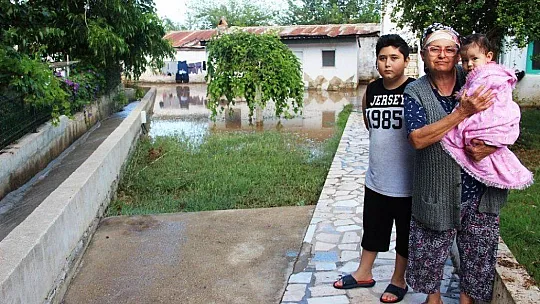 Araçlar suyun altında kalmaktan saniyelerle kurtuldu