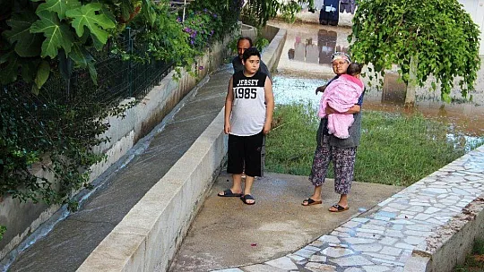 Araçlar suyun altında kalmaktan saniyelerle kurtuldu