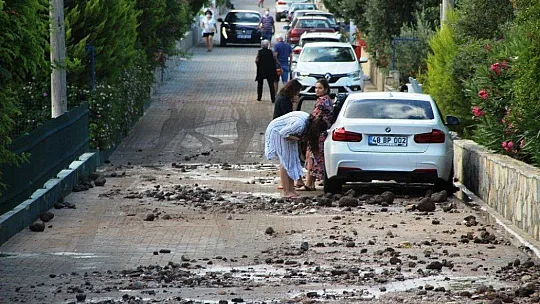 Araçlar suyun altında kalmaktan saniyelerle kurtuldu