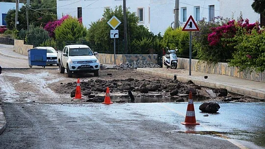 Araçlar suyun altında kalmaktan saniyelerle kurtuldu