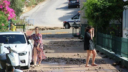 Araçlar suyun altında kalmaktan saniyelerle kurtuldu