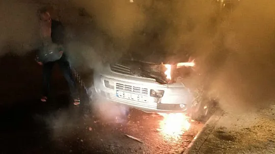 ARAÇLARININ YANDIĞINI GÖRÜNCE SİNİR KRİZİ GEÇİRDİLER