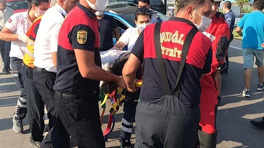 Araçta sıkışan kadını itfaiye kurtardı