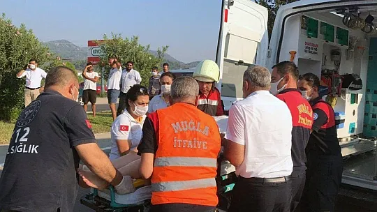 Araçta sıkışan kadını itfaiye kurtardı