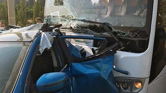Araçta sıkışan kadını itfaiye kurtardı