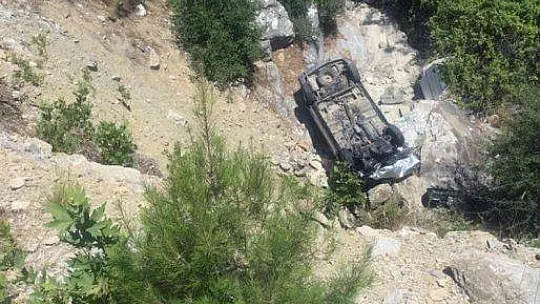 Araçta sıkışan sürücüyü itfaiye kurtardı