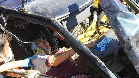 Araçta sıkışan sürücüyü itfaiye kurtardı