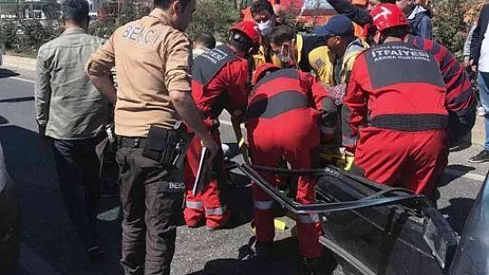 Araçta sıkışan sürücüyü itfaiye kurtardı