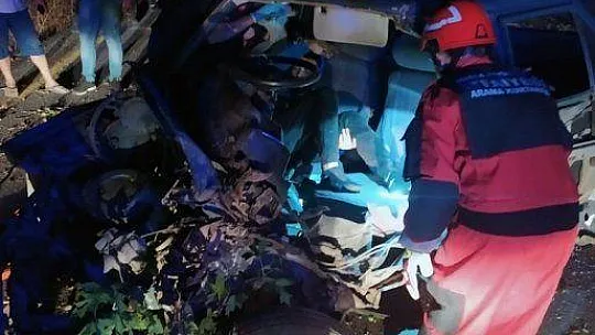 Araçta sıkışan vatandaşı itfaiye kurtardı