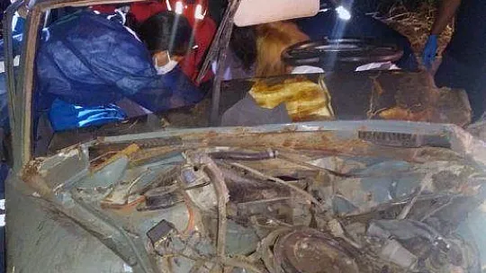 Araçta sıkışan vatandaşı itfaiye kurtardı