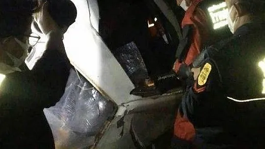Araçta sıkışan vatandaşı itfaiye ekipleri kurtardı