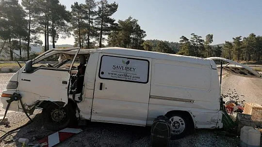 Araçta sıkışan vatandaşı itfaiye kurtardı