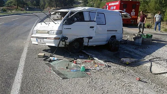 Araçta sıkışan vatandaşı itfaiye kurtardı