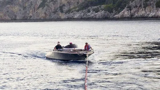 Arıza yapan tekne limana çekildi