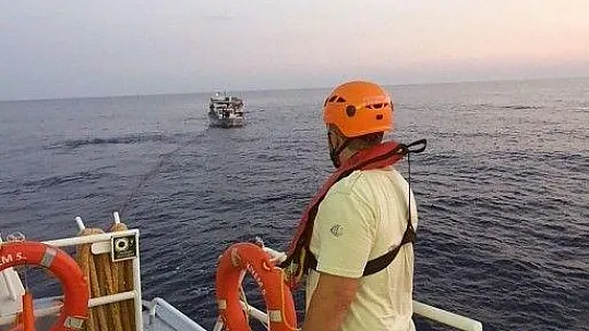 Arızalanan balıkçı teknesini KIYEM-5 botu kurtardı
