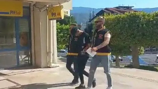 Arka kapıdan girdi, 300 binlik motosikletle ön kapıdan çıkıp gitti