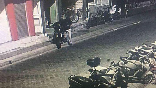 Arka kapıdan girdi, 300 binlik motosikletle ön kapıdan çıkıp gitti