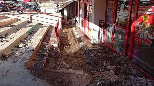 Asfalt bomba gibi patladı minibüs çukura düştü, süpermarketi su bastı