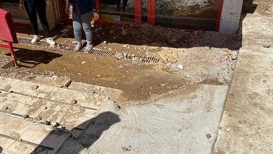 Asfalt bomba gibi patladı minibüs çukura düştü, süpermarketi su bastı