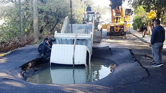 Asfalt patladı içine kamyonet düştü araçtaki işçiler boğulmaktan son anda kurtuldu