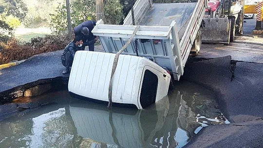 Asfalt patladı içine kamyonet düştü araçtaki işçiler boğulmaktan son anda kurtuldu