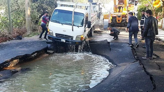 Asfalt patladı içine kamyonet düştü araçtaki işçiler boğulmaktan son anda kurtuldu