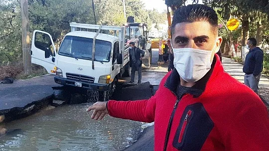 Asfalt patladı içine kamyonet düştü araçtaki işçiler boğulmaktan son anda kurtuldu