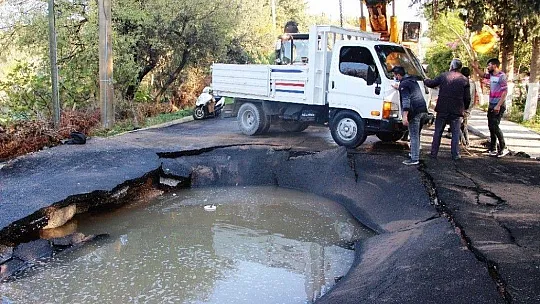 Asfalt patladı içine kamyonet düştü araçtaki işçiler boğulmaktan son anda kurtuldu