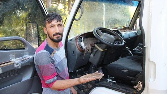 Asfalt patladı içine kamyonet düştü araçtaki işçiler boğulmaktan son anda kurtuldu