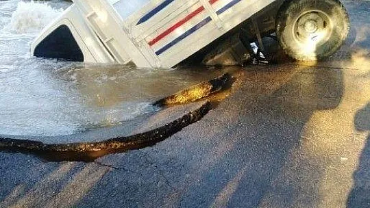 Asfalt patladı içine kamyonet düştü araçtaki işçiler boğulmaktan son anda kurtuldu