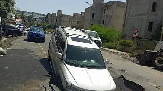 Asfalt yarıldı, içine araç düştü