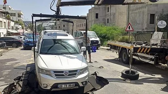 Asfalt yarıldı, içine araç düştü