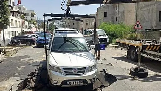Asfalt yarıldı, içine araç düştü