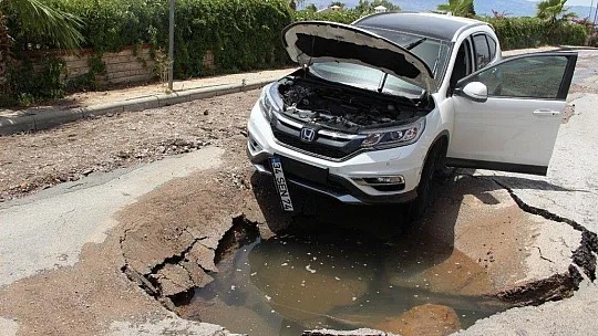 Asfalt yarıldı, lüks cip içine düştü, o anlar saniye saniye güvenlik kamerasına yansıdı
