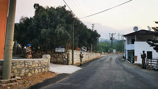 Askerler tahliye edilen evlerin önünde tedbir amaçlı nöbet tutuyor