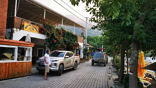 Askerler tahliye edilen evlerin önünde tedbir amaçlı nöbet tutuyor