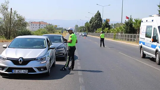 Yolculara emniyet kemerinin önemi anlatıldı