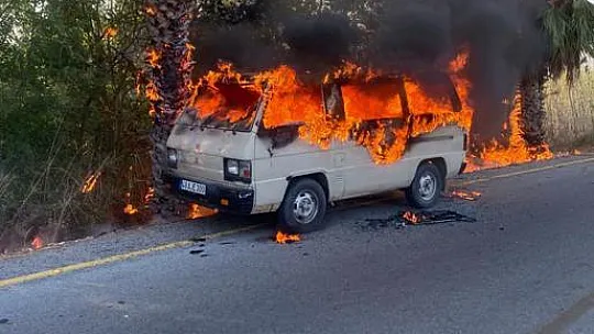 Araçta Başlayan Yangın Ağaçlara Sıçradı