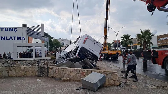 Midibüs Dereye Devrildi