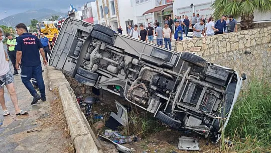 Midibüs Dereye Devrildi