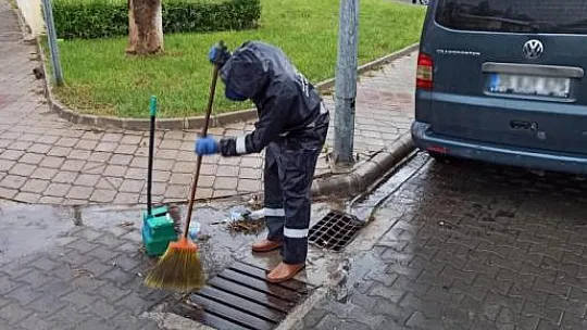 Belediye ekiplerinin yağmur mesaisi