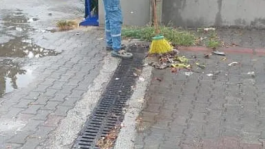 Belediye ekiplerinin yağmur mesaisi