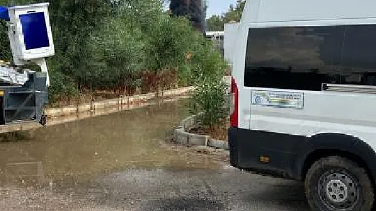 Yıldırım düşen trafo, alev alev yandı