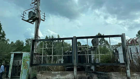 Yıldırım düşen trafo, alev alev yandı