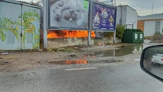 Yıldırım düşen trafo, alev alev yandı