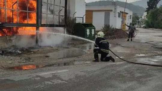 Yıldırım düşen trafo, alev alev yandı